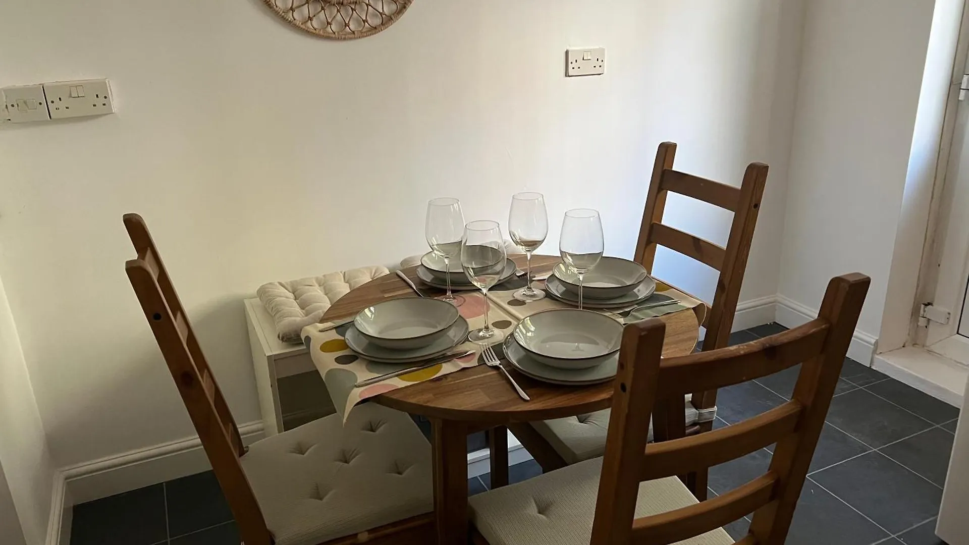 Stylish Apt In A 1938 Building With Parking 런던 아파트